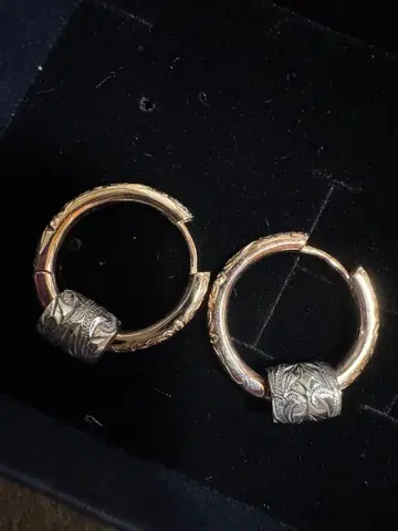 하와이안 주얼리 골드 컬러와 은색의 조각 귀걸이(써지컬 스테인리스)