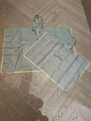 부모와 아이 모두 착용 가능한 후드 부착 스트라이프 레인코트