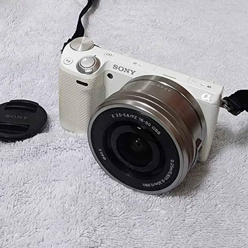 소니 디지털 카메라 nex5n 과 16-50mm 렌즈 팝니다.