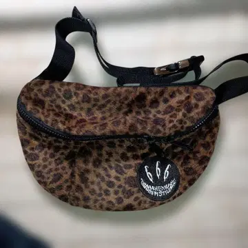 레오파드 무늬 바디백 666 HEX 안티스타일 퍼