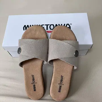 MINNETONKA 플랫 샌들