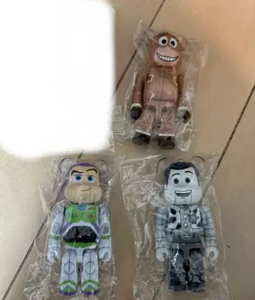 베어브릭 토이스토리 우디 뒷면 버즈 불스아이