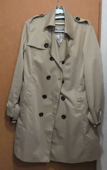 베이지 트렌치코트 체크 무늬 안감