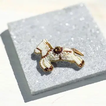 화이트 말 비즈 자수 브로치