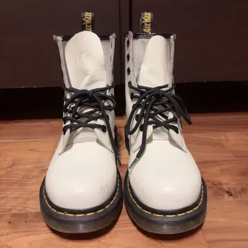 닥터마틴 1460 8홀 화이트 UK4