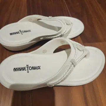 MINNETONKA 화이트 비치 샌들