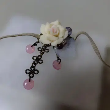 화이트 장미와 비즈 초커 팔찌 레스트로즈?