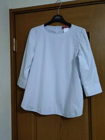 라이트 블루 7부 소매 셔츠 백 버튼