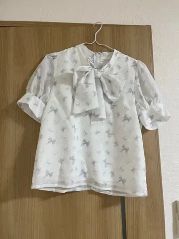 evelyn 오리지널 리본 무늬 블라우스 스카이블루