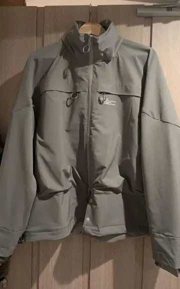 정가 5.5만엔 미사용 CMF 26ss 소프트쉘 자켓