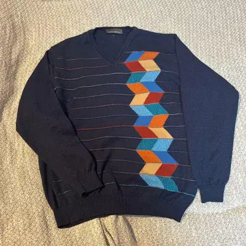 Montecarlo 스웨터 아르헨티나제 V넥 네이비 기하학 패턴