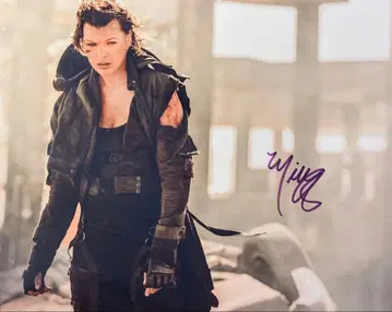 바이오하자드 밀라 요보비치 친필 사인 사진 gc0
