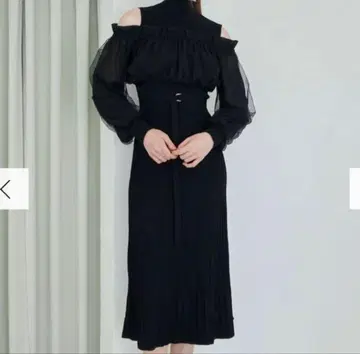 MERCURYDUO 이소재 도킹 오프숄더 니트 원피스