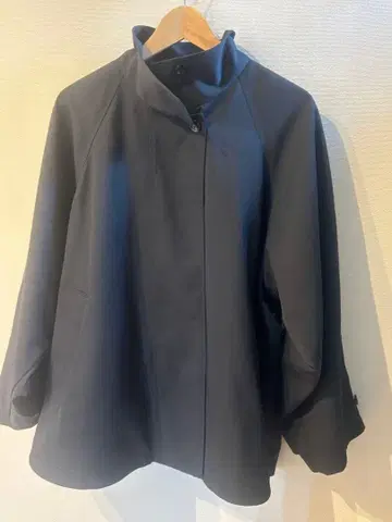 슬로브 이에나 발수 텐트 라인 코트 2026