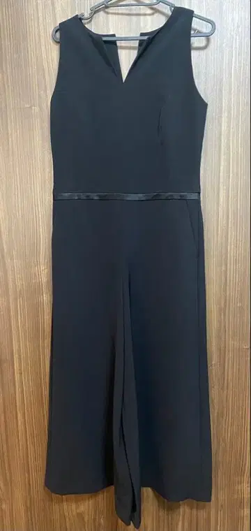 ICB 블랙 V넥 와이드 레그 올인원