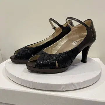 히미코 블랙 오픈토 펌프스 앵클 스트랩 포함