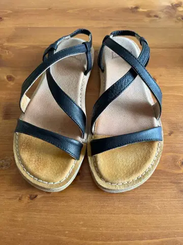 캠퍼 가죽 크로스 스트랩 샌들