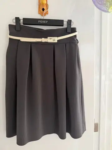 FOXEY 그레이 플레어 스커트 벨트 포함