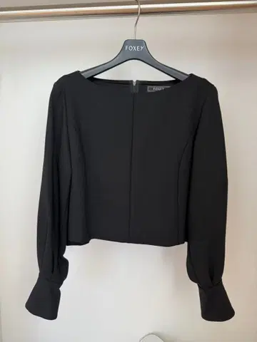 FOXEY 블랙 상의