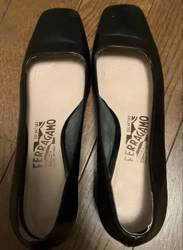 FERRAGAMO 블랙 펌프스 스퀘어토 중간 힐