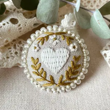 마음의 여백 | 날마다의 조각 시리즈 | 비즈 자수 린넨 브로치 내추럴