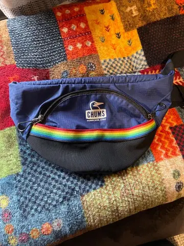 CHUMS 바디백 네이비 레인보우 라인