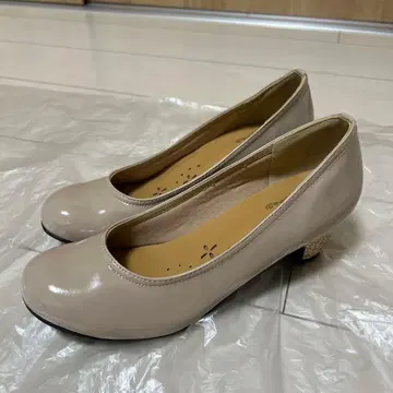 베이지 광택 라운드토 힐 5cm 펌프스