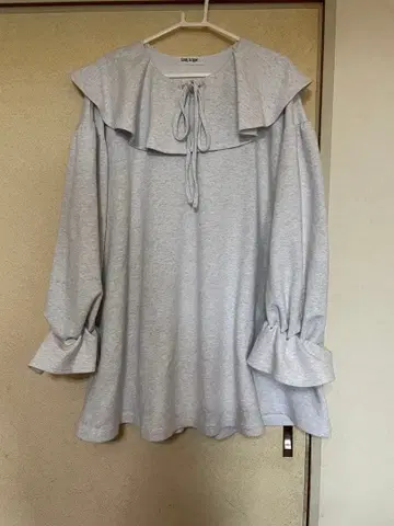 Candy Stripper 그레이 프릴 원피스