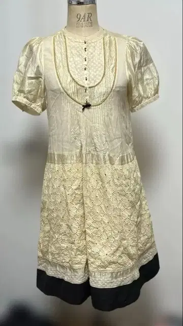 프랑슈리페 셰리 라파 아이보리 반팔 무릎 기장 원피스