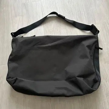 유니클로 U 메신저 숄더백 다크 그레이