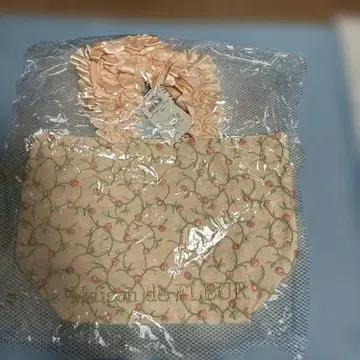 Maison de FLEUR 스트로베리 자수 프릴 핸들 토트백