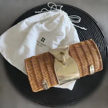 케이트 스페이드 라탄 클러치백