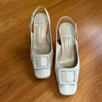 FRAGILE 베이지 가죽 슬링백 펌프스