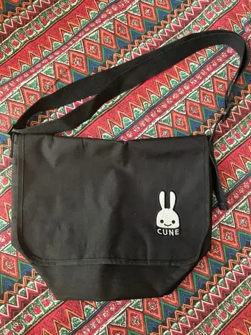 CUNE 블랙 토끼 자수 백