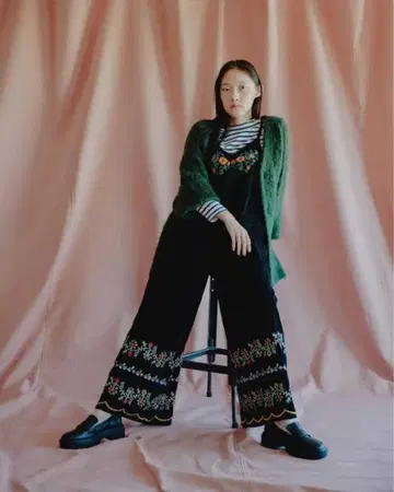 자수 장식 블랙 올인원