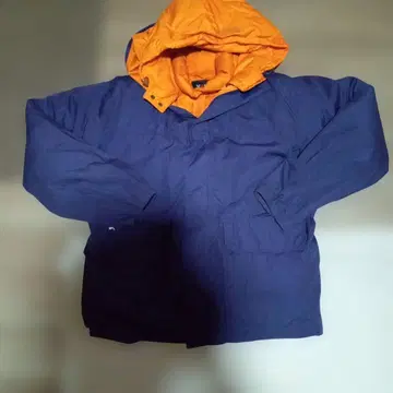 VAN 후드 부착 레인 후드티와 다운 자켓의 콤비