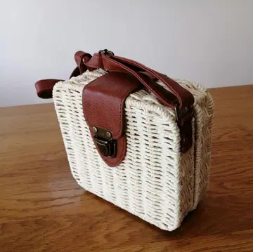 라탄 소재 화이트 바스켓백