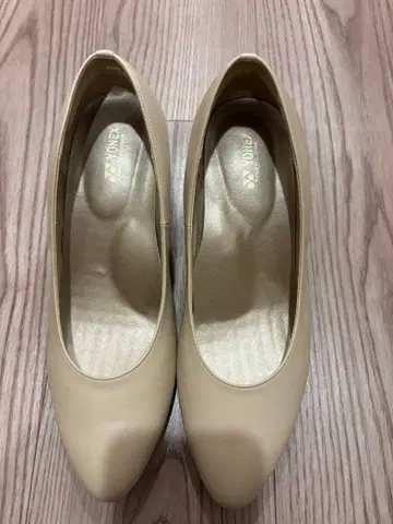 YONEX 베이지 펌프스 중간 힐