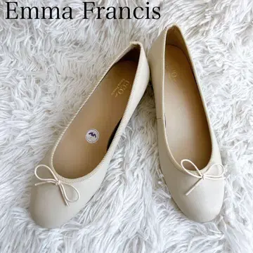 미사용 에마 프란시스 3cm 힐 아이보리 애플 가죽 발수