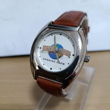 유니버셜 스튜디오 오프닝 크루 쿼츠 손목시계 배터리 포함 작동품