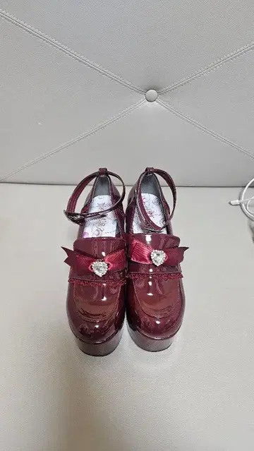 버건디 하트 장식 플랫폼 힐