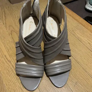 Sophia collection 그레이 스트랩 샌들 미들힐