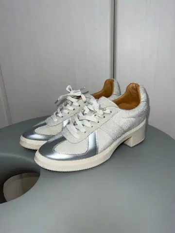 MISUMISO 화이트/실버 스니커즈 힐 신발