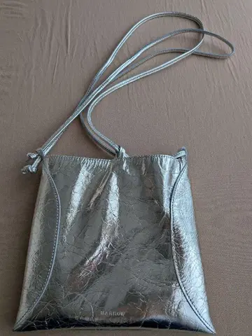 MARROW 메탈릭 필로우 백