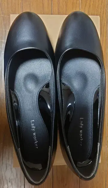 레이디 워커 블랙 펌프스 로우힐