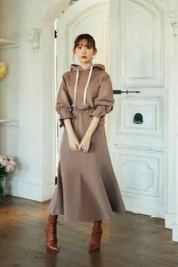 Her lip to 후디드 저지 드레스