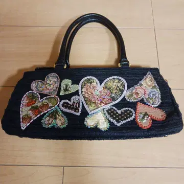 ThinkBee 하트 자수 블랙 핸드백