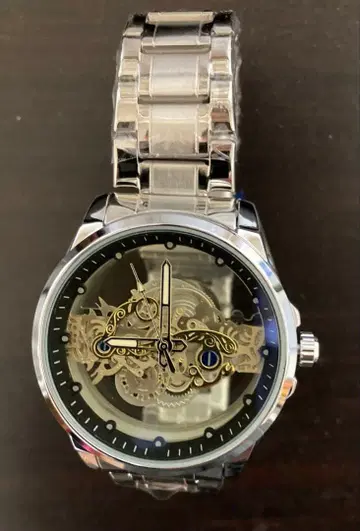 스켈레톤 디자인 쿼츠 손목시계