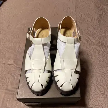 ARTESANOS 화이트 가죽 구르카 샌들