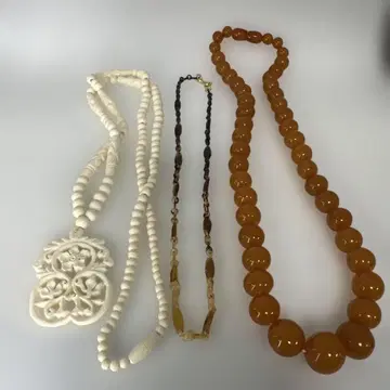 액세서리 화이트 비즈와 조각 펜던트 목걸이